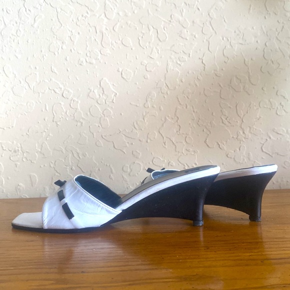 Anne Klein White/Black Wedge Slip on Mule Sandal Sz 7 1/2 - Picture 4 of 6